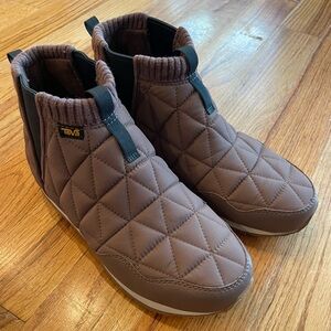 Teva deep taupe Ember Quilted Mid Boots Sz 9